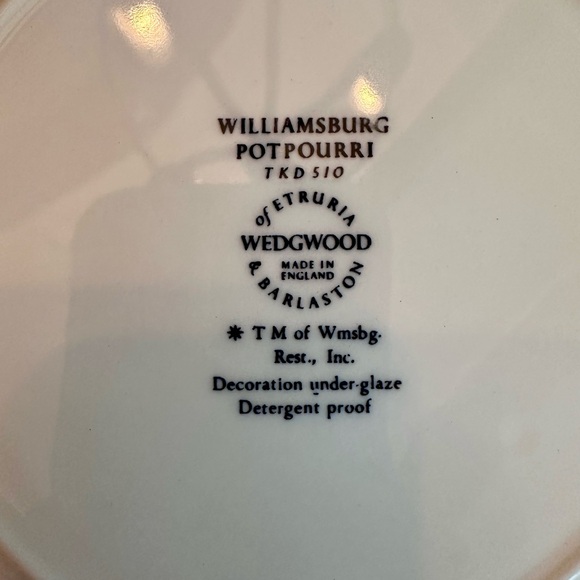 Wedgwood Williamsburg Potpourri Cream Dinnerware with Red and Blue Floral Design - Picture 15 of 16